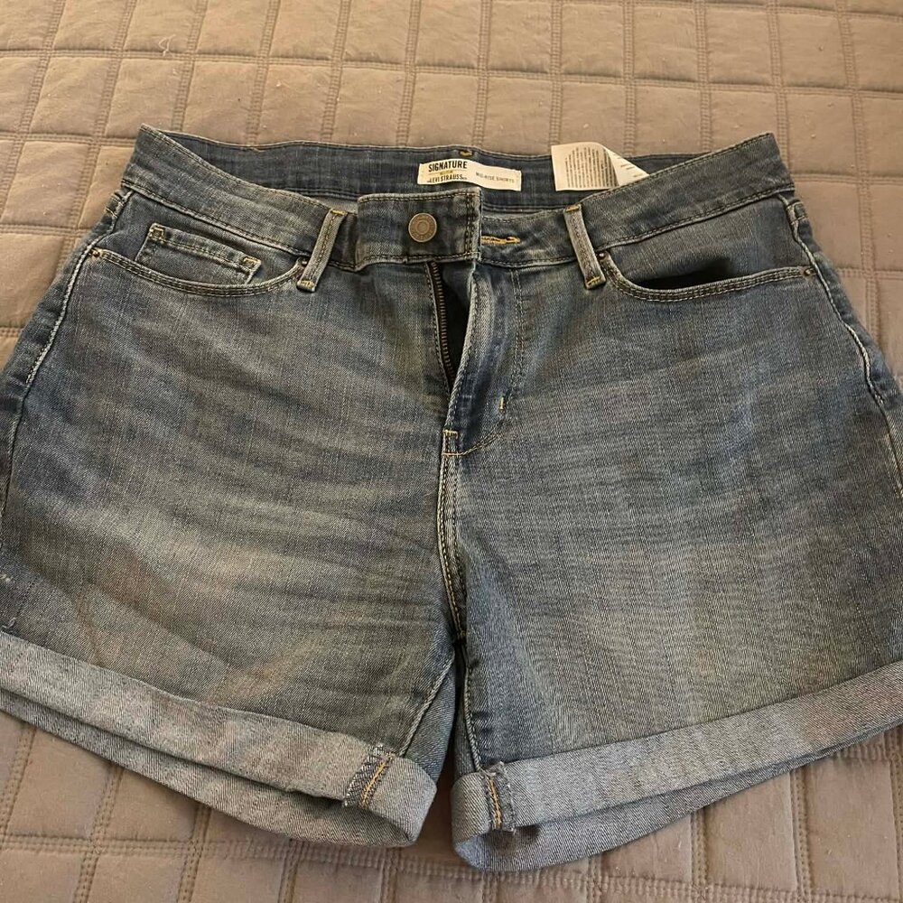 LIKE NEW Women's Size 8 (29" waist) Signature by Levi's denim shorts